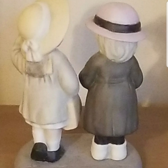 Pretty As A Picture Secrets Between Sisters Limited Edition Enesco Figure 538582 - Picture 8 of 12